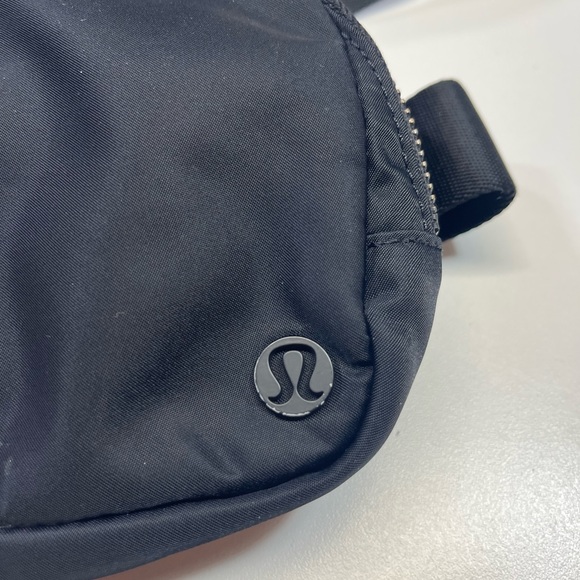 Lululemon Everywhere Black Belt Bag - Picture 2 of 12